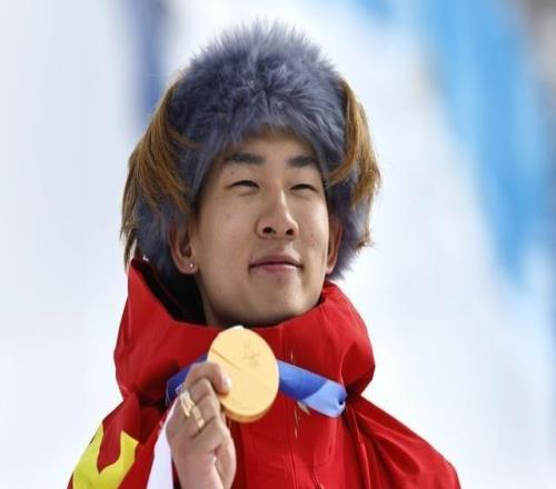 同一片山谷，中国冬奥两代人的金牌之路交错汇向巅峰