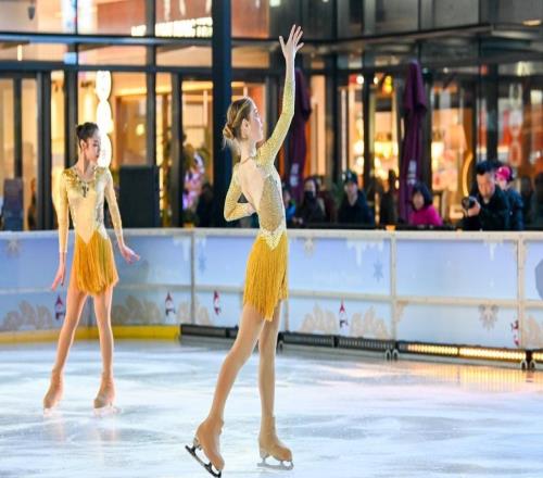 魔都眼｜世界冠军冰舞秀点亮浦东500㎡城市冰场