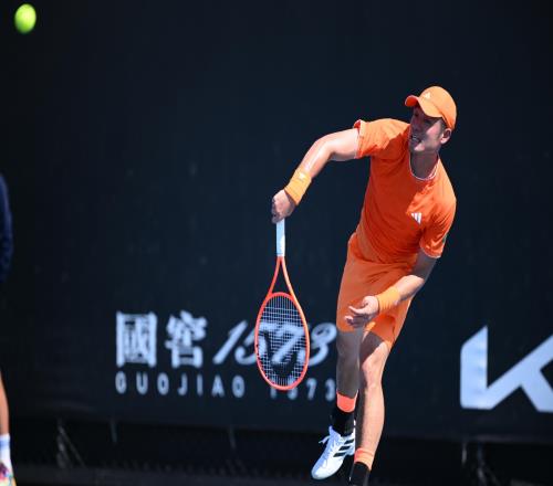 泪目！吴易昺蛰伏两年逆袭：3-1晋级，中国男网双子星闪耀澳网