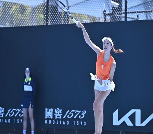又美又能打！王欣瑜澳网2-0晋级：中国莎娃进化，霸气轰10记ACE