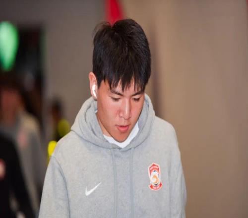 话题杨希、李昊、徐彬中超豪门“哄抢”西海岸新星