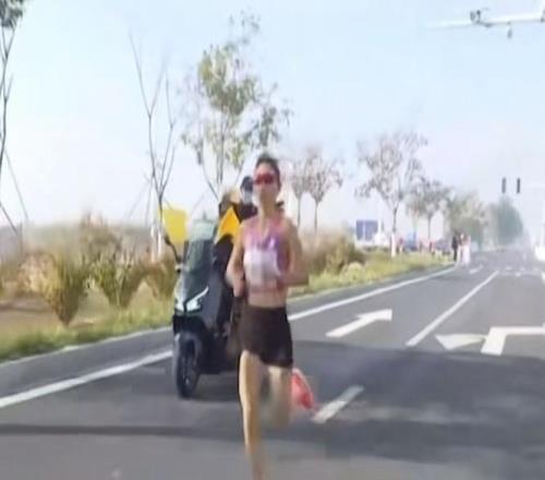 “最快女护士”再夺全马冠军，打破赛会纪录！赛后感谢领导等