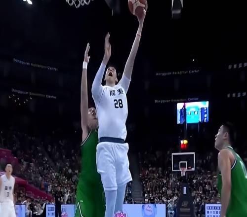 广东19分大胜辽篮！黑白矮轰35+16+9，沈梓捷砍15+14，赵继伟伤退