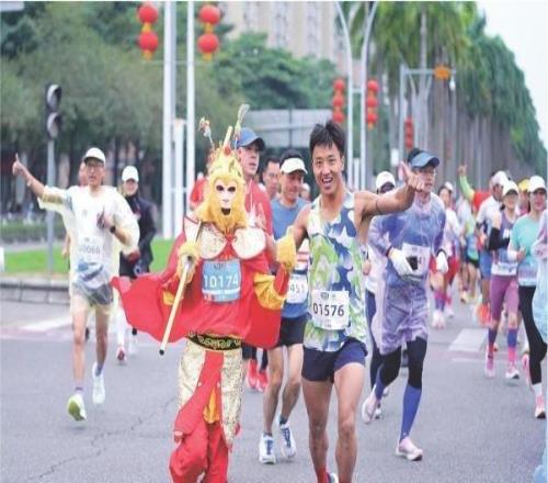 “小孩哥”玩转篮球“女飞人”田径冲刺 侨都“体育旋风”刮起来