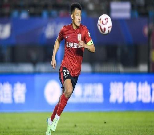 【中超】谭龙艾菲尔丁建功十人亚泰2比2绝平海牛