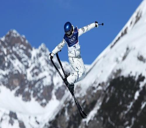 谷爱凌为中国队夺得本届冬奥会首枚银牌！