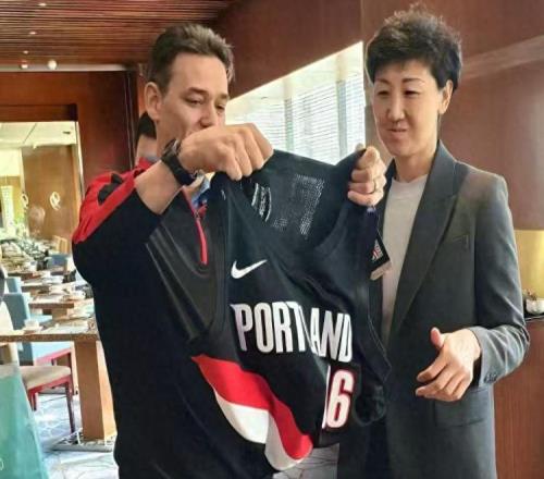 徐岚和NBA官方看望瀚森家人，杨妈热泪盈眶，发文并点赞球迷建议