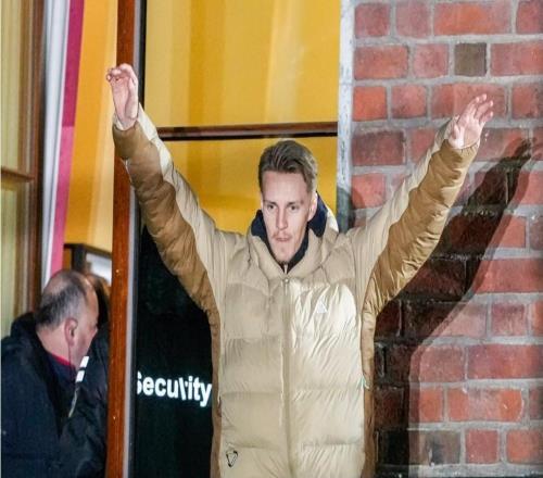 火爆！4.5万挪威球迷聚集与球队一起庆祝晋级世界杯