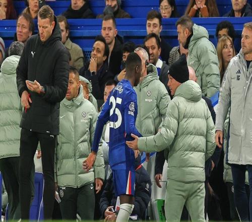 少一人的切尔西让阿森纳犯难，英超争冠从来不乏拼桌的