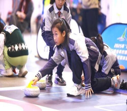 小冰壶转动大梦想 上海市青少年校园冰壶公开赛暨长三角校园冰壶邀请赛开幕