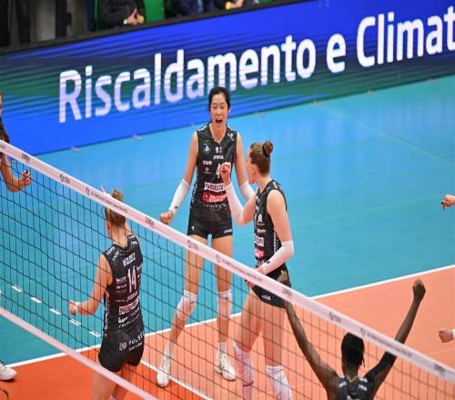 泪目！朱婷4天2战轰45分梦回巅峰，赵勇召回她冲奥运资格？