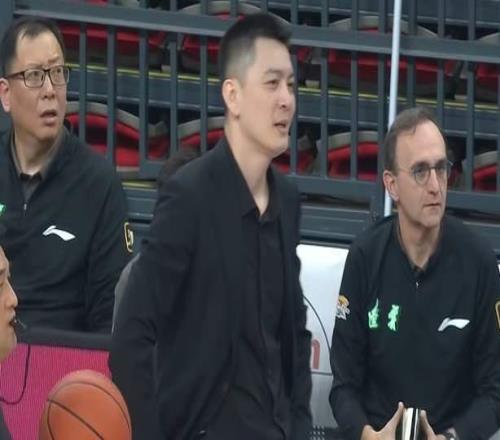 冤不冤杨鸣为何连吃2T被驱逐，成赛季第一人，恐遭篮协追加处罚