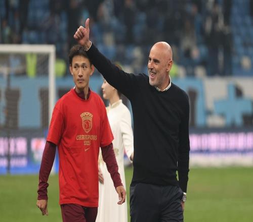 中足联偷玩双标！被亚泰球迷抓个现行，球队降级罪魁祸首却能获奖