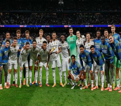 卢宁亏麻了姆巴佩赛前手捧欧洲金靴奖和皇马全队合影