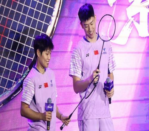 聚焦｜欧洲两冠“紫气东来”，“凤凰”组合携国羽限定球拍现身北京