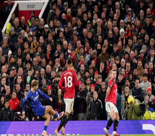 拿曼联开刀，迪尤斯伯里霍尔首次在英超用右脚取得进球