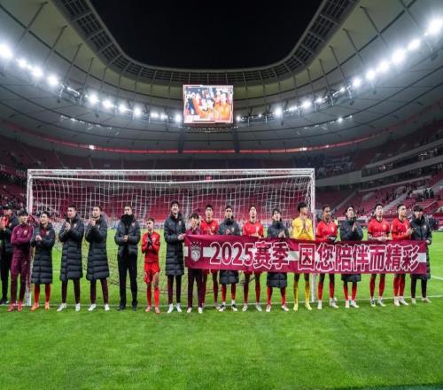 尴尬海港亚冠3连败后，拉横幅欢庆中超卫冕！队长：明年冲第5冠