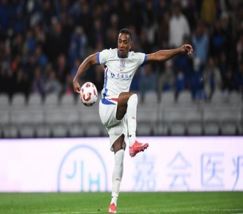 亚冠激烈冲突！米内罗点球破门，10人互相推搡，柔佛门将贴脸怒吼