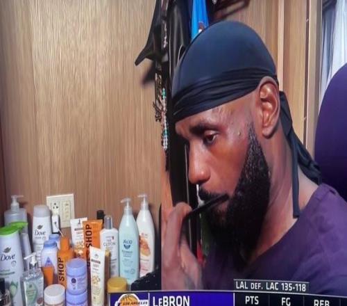 精致詹詹，美媒晒出詹姆斯更衣室座位边摆满护肤品的照片