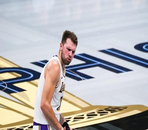 NBA杯：东契奇44+12湖人逆转灰熊莫兰特14中3里夫斯21+4