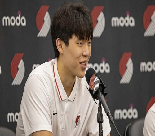 杨瀚森前5场只比姚明少4分！看完大姚数据，就发现小杨其实并不差