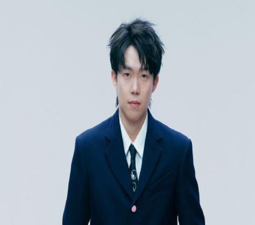 王楚钦登上《Wallpaper》中文版封面，售价为60元/册