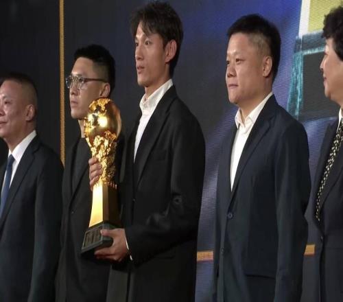 荣耀时刻，王燊超代表实现三连冠的上海海港捧起火神杯