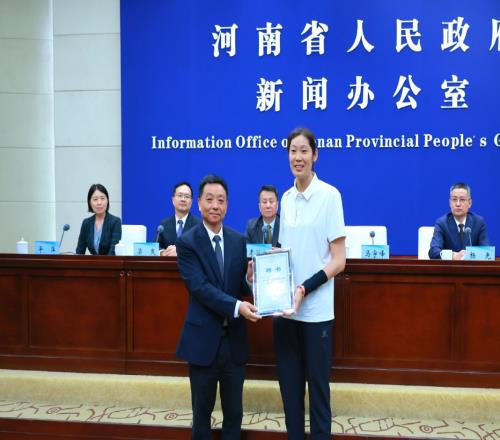 恭喜！朱婷出任河南女排联赛形象大使，中国女排该尽快召回她？
