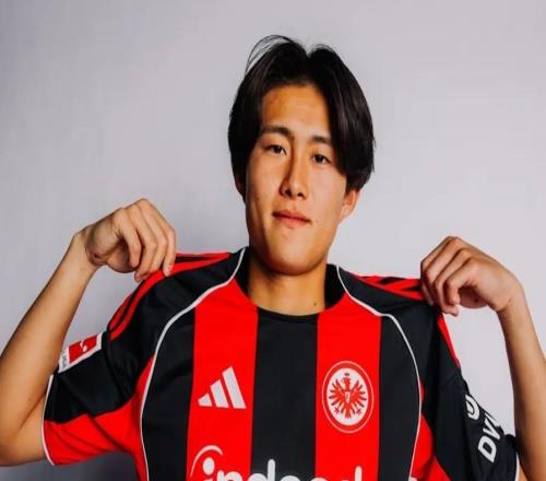 官方：法兰克福签下18岁日本前锋神代庆人，他将进入U21比赛