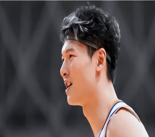 上海男篮赢球仍被喷，球迷质疑：主教练管不住外援吗，打的是啥啊