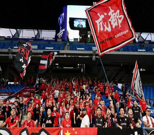 中超又被罚！亚足联官宣：蓉城球迷向韩国球员扔水瓶，罚款2.1万