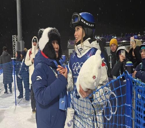 泪目！谷爱凌第一滑摔倒背后，妈妈哭红了眼，决赛用新动作冲冠？