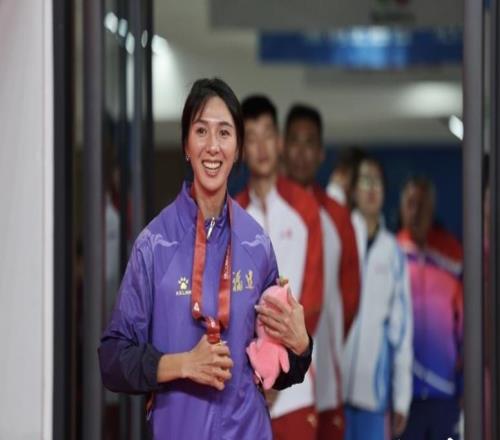 挂上十五运会田径增设小项金牌，林雨薇、葛曼棋笑靥如花