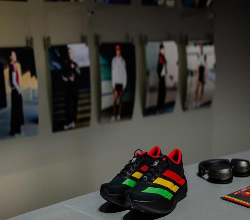 阿迪达斯在上海做了一场“速度实验”，把跑步、F1和音乐放进同一场景｜最前线