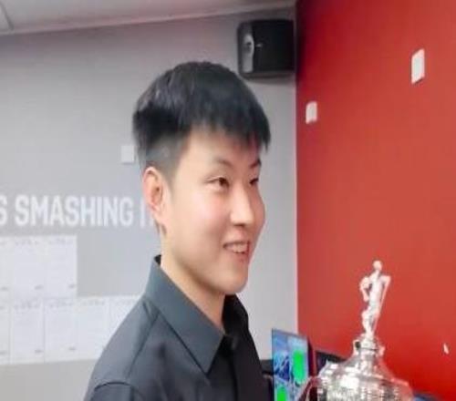 赵心童三杆破百4-0速胜晋级，赛后拿到了复刻版世锦赛奖杯