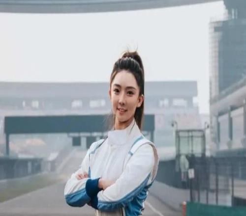 “花480进场没座位只能猫在草丛里看”，围观这个「有钱老登社交活动」成上海打工人最拉风娱乐项目？