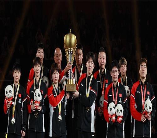 暖心！孙颖莎大合影礼让C位一幕曝光，国乒扫货熊猫玩偶太欢乐