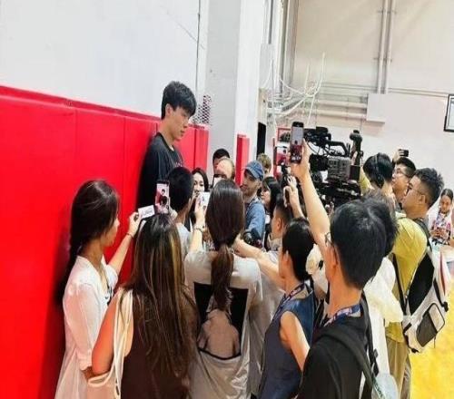 开拓者队记：杨瀚森迅速跌出轮换阵容，当初选他的意义何在