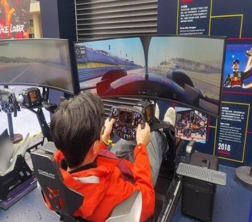 想挑战F1换胎记录吗？南京东路世纪广场，黄浦赛车节等你来玩！