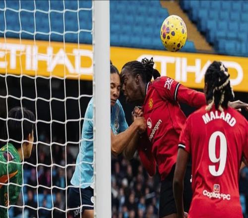 看着就疼，女足曼市德比两名球员头部相撞后均鼓起大包