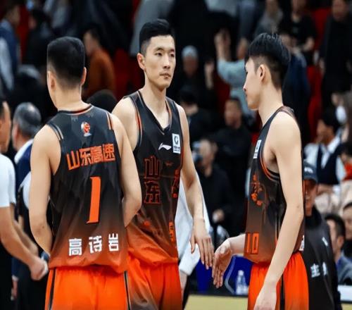 山东输球揪出最大毒瘤！他跑错战术+上空篮不进，这哪像CBA球员