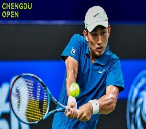 ATP成都站首轮：卫冕冠军商竣程2-1击败博格斯，取得开门红