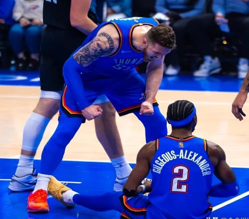 NBA：19岁杨瀚森硬刚雷霆双塔，41岁老詹重塑战术，这球太野了