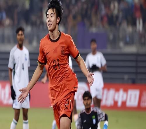 他将成蓉城中锋位置新黑马，曾在U16国足两次戴帽，已报名踢亚冠