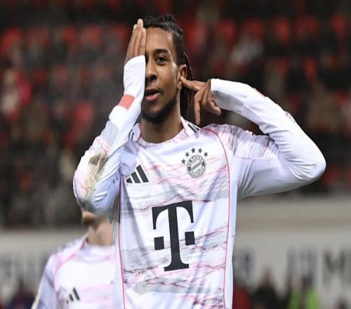 满血回归，此前经历眼部手术的奥利塞在进球后捂住一只眼庆祝