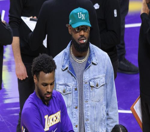 湖人消息：名宿建议老詹替补，NBA夺冠概率出炉，里夫斯状态升级