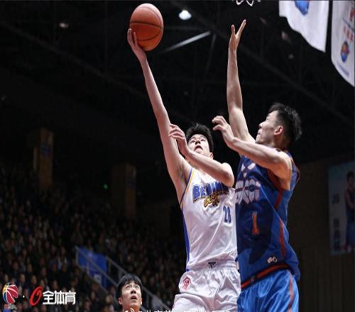 震惊篮坛！一队半场16分，创CBA史最低纪录+输51分，球迷：解散吧
