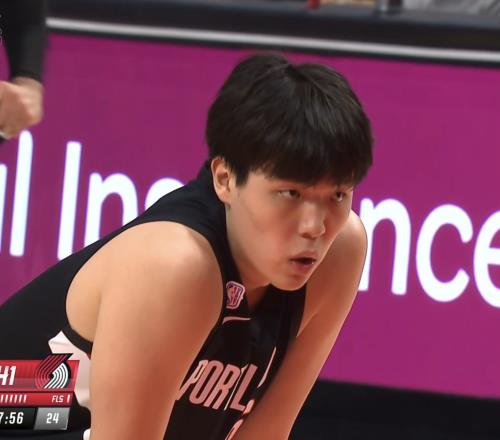 杨瀚森2分1板，无缘NBA首胜！文班40+15完爆新状元，快船21分惨败