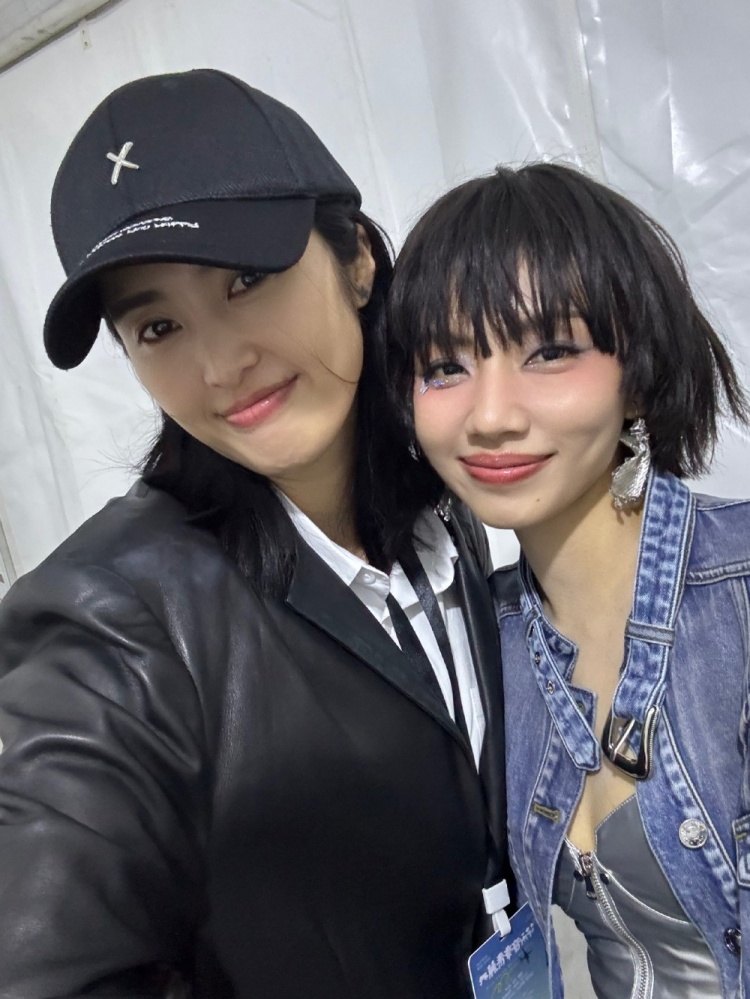 偶遇赵丽娜没赵丽娜分享观看音乐节的照片摇滚万岁青春万岁