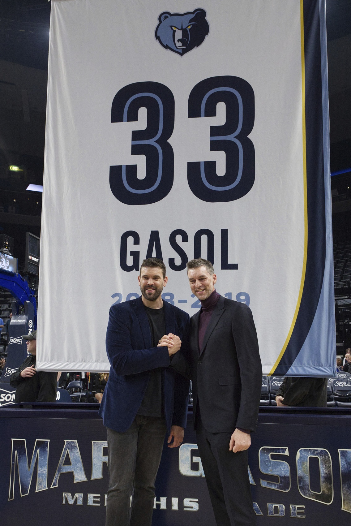 回忆向随着马克加索尔球衣退役灰熊黑白双熊时代也结束了